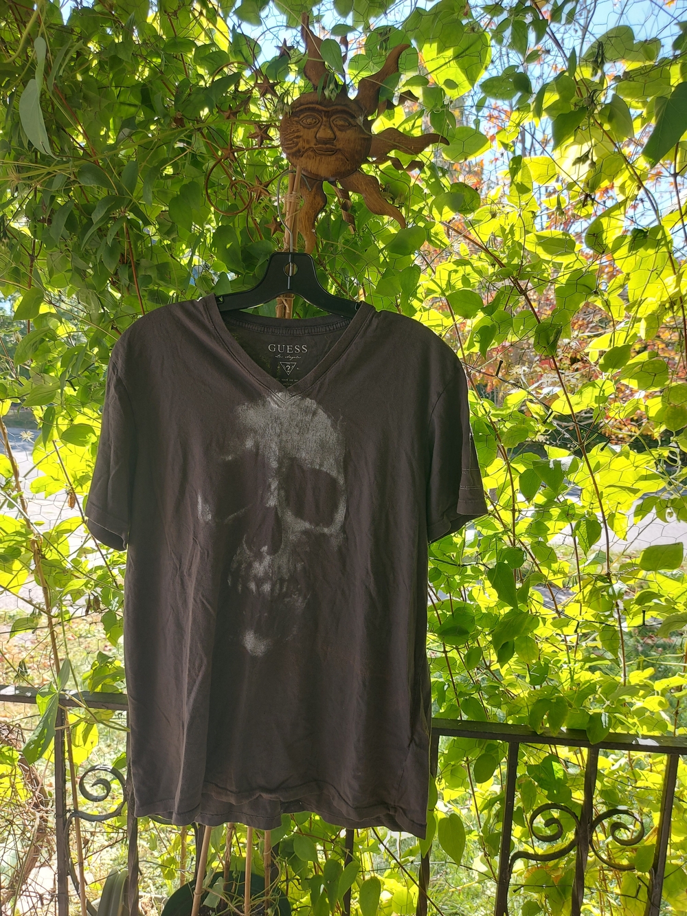 💀 Guess Men’s V-Neck Skull Graphic T-Shirt💀